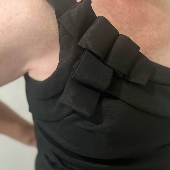 Gorgeous dress. Middle ruches up. Slight mermaid fit, one shoulder - Picture 3 of 8